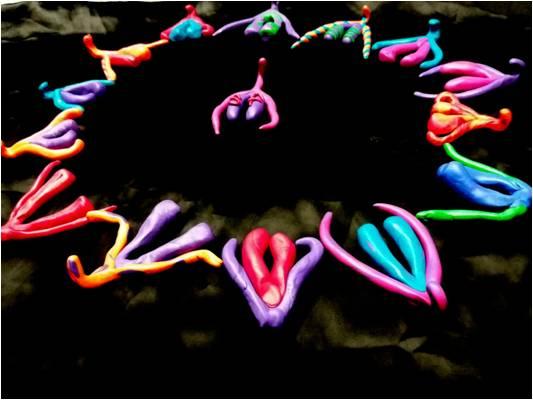 Des clitoris en pâte fimo disposés en cercle