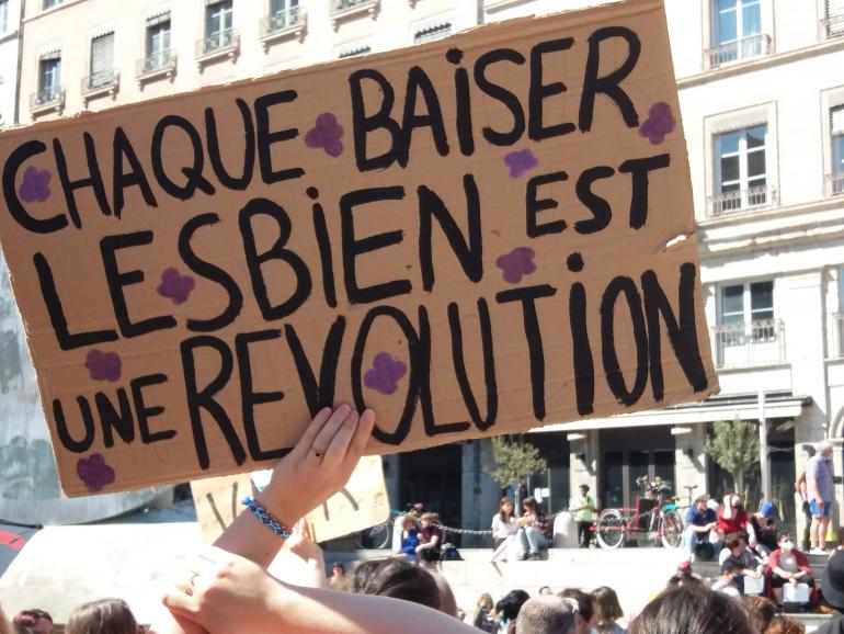 Pancarte "Chaque baiser lesbien est une révolution"
