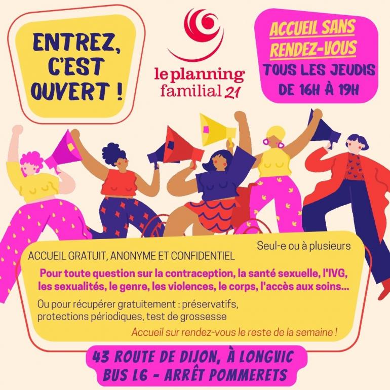 groupe de personnes avec des haut-parleurs qui reprend les éléments de la permanence "Entrez, c'est ouvert !"