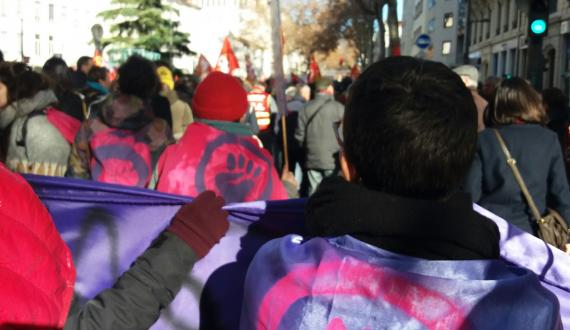 Super Féministes dans le cortège à Lyon