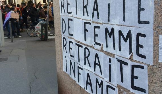 Collage "Retraite de femme Retraite infâme" au passage de la manif