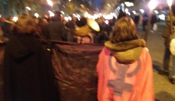Le cortège féministe dans la marche aux flambeaux à Lyon