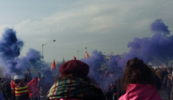 Fumigène violet au-dessus du cortège féministe