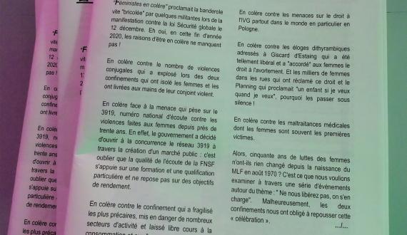 Une pile du n°72 de D'Ebats Féministes