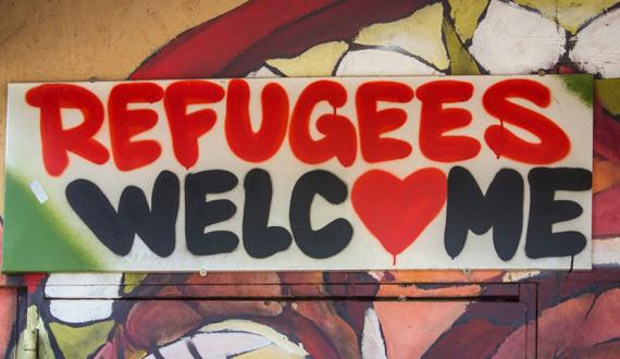 Tag sur un mur avec les mots Refugees welcome