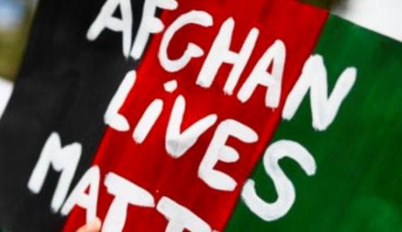 Pancarte affichant le slogan "Afghan lives matter"