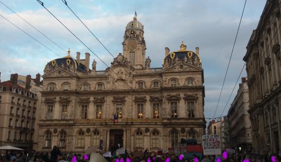 Manifestation du 25 novembre 2023 à Lyon - image du cortège devant l'Hôtel de ville