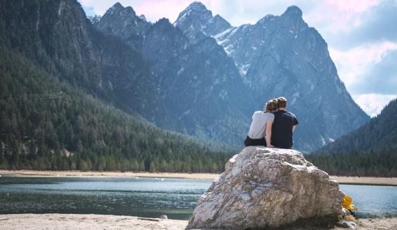 couple-montagne-dos