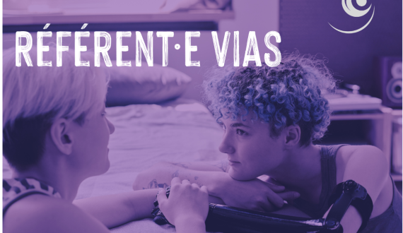 deux personnes dont une avec une protèse de bras se regardent dans les yeux