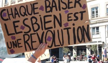 Pancarte "Chaque baiser lesbien est une révolution"