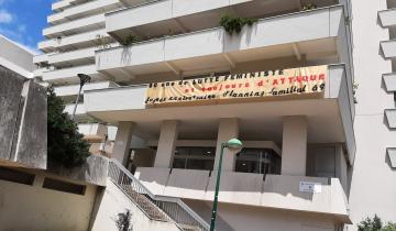 Une banderole d'anniversaire sur les locaux du Planning Familial de Villeurbanne