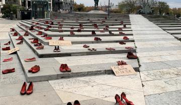 Chaussures rouges sur les marches de la Place Louis Pradel Lyon 25 novembre 2022