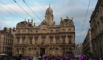 Manifestation du 25 novembre 2023 à Lyon - image du cortège devant l'Hôtel de ville