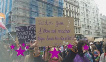Pancarte "si t'es fier d'être un macho tape dans tes couilles" dans la maPnacnifestation du 8 mars 2024 à Lyon