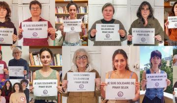 Bénévoles et salariés du Planning tiennent une pancarte "Je suis Solidaire de Pinar Selek"