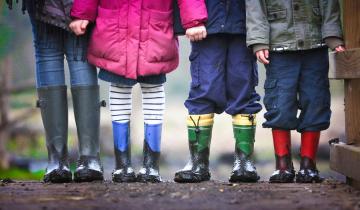 enfants-jambes-main-hiver