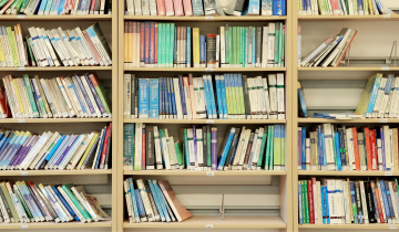 Étagères avec des livres entreposés