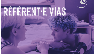 deux personnes dont une avec une protèse de bras se regardent dans les yeux