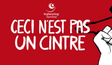 main tenant un cintre avec écrit "ceci n'est pas un cintre"